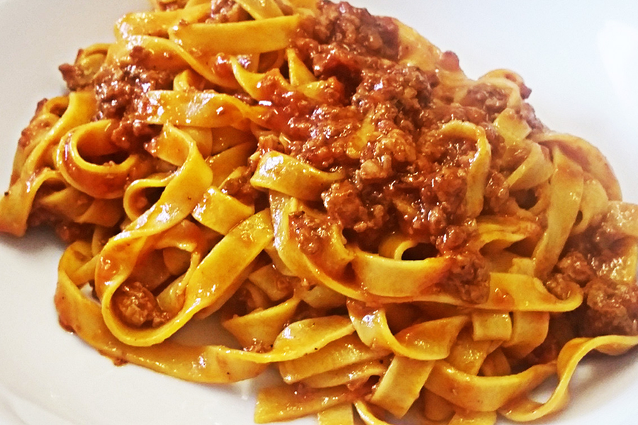 Tagliatelle con ragù di cinta senese